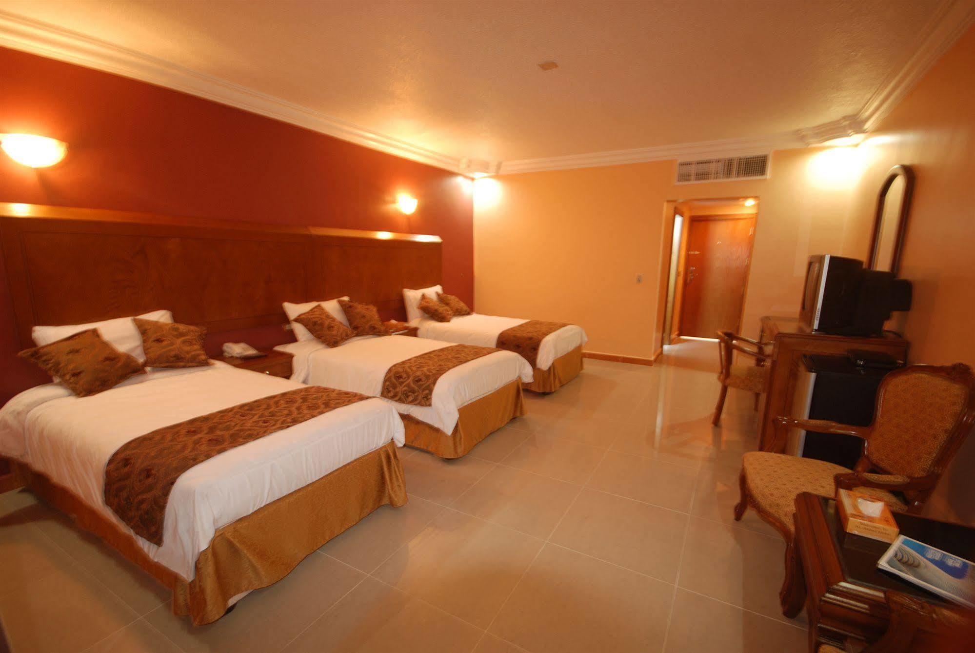 Al Anbat Hotel & Restaurant วาดี มูซา ภายนอก รูปภาพ